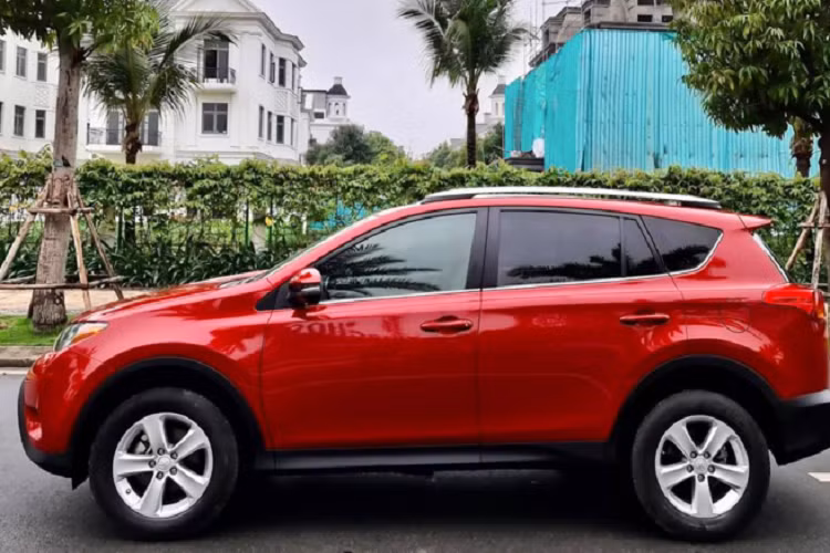 Chìa khóa thông minh, khởi động bằng nút bấm, cửa sổ trời cho hàng ghế phía trước… Xe đi kèm trang bị điều hoà tự động 2 vùng độc lập, CD, 6 loa, AM/FM/CD/MP3/WMA stereo radio, màn hình giải trí trung tâm và hơn nữa.