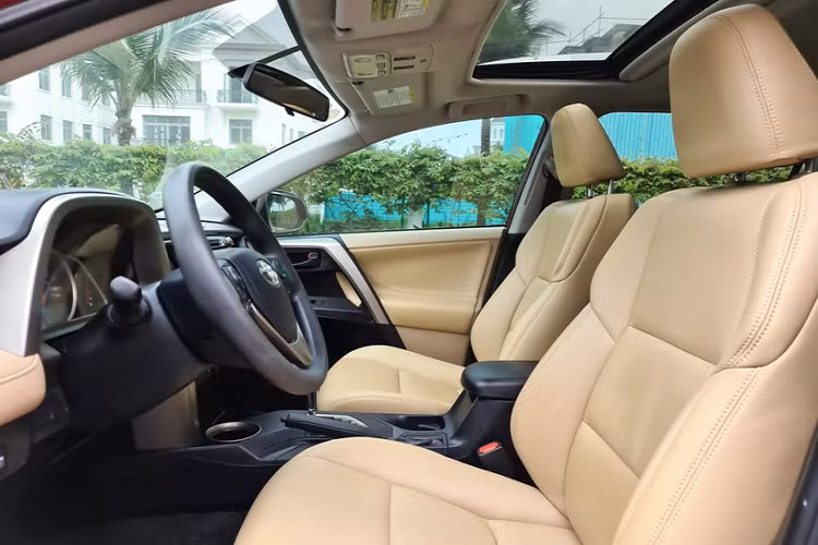 Hiện tại, vẫn có những chiếc Toyota RAV4 thế hệ mới được đưa về nước, nhưng giá bán từ 2 đến 2,5 tỷ đồng cho phiên bản cao cấp đã tiệm cận tầm giá của xe SUV hạng sang như Mercedes-Benz GLC khiến dòng xe RAV4 trở nên xa xỉ hơn đối với số đông người dùng.