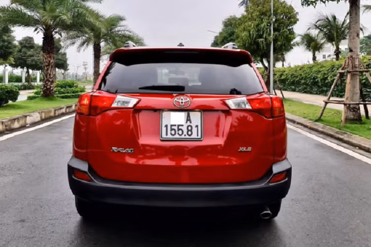 Phiên bản RAV4 XLE cao cấp được trang bị khá nhiều “đồ chơi” như vô lăng bọc da tích hợp lẫy chuyển số và Cruise Control có tính năng dạng giọng nói, ghế lái điều chỉnh điện 8 hướng có hỗ trợ thắt lưng, chỉnh độ cao và nhớ vị trí. Gương chiếu hậu chống chói.