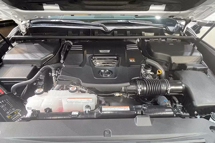 Những công nghệ hỗ trợ off-road khác của xe bao gồm hệ thống hỗ trợ vượt địa hình Crawl Control, hỗ trợ đổ đèo Downhill Assist Control và hệ thống giám sát đa địa hình Multi-Terrain Monitor. Hệ thống Multi-Terrain Monitor dùng 4 camera để mang đến hình ảnh xung quanh xe cho người lái.