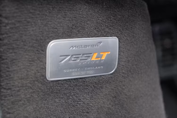 Chiếc xe McLaren 765LT Spider ra mắt Hồng Kông có tay lái thuận nên thuộc diện trưng bày. McLaren Hồng Kông được giao 11 xe trên tổng số 765 chiếc 765LT Spider được sản xuất toàn thế giới. Chiếc xe McLaren 765LT Spider này thuộc diện trưng bày nên mang số thứ tự 000/765