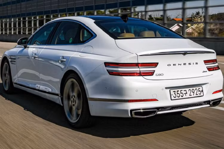 Về truyền động, chưa rõ chiếc Genesis G80 2021 tại Việt Nam sử dụng động cơ gì. Tuy nhiên, tại thị trường Mỹ, mẫu xe này được bán ra với 2 tuỳ chọn về động cơ, bao gồm động cơ 4 xy-lanh 2.5L tăng áp, cho ra công suất tối đa 300 mã lực và 421 Nm mô-men xoắn cực đại. Tiếp tới là động cơ 3.5L tăng áp, cho ra công suất tối đa 375 mã lực và 530 Nm mô-men xoắn cực đại.