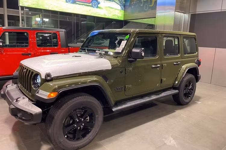 Được biết, chiếc xe Jeep Wrangler của Ốc Thanh Vân mới tậu thuộc phiên bản Sahara Altitude, xe sở hữu màu sơn xanh quân đội rất hầm hố và đang được nhiều tay chơi Việt chọn mua vì sự cá tính.