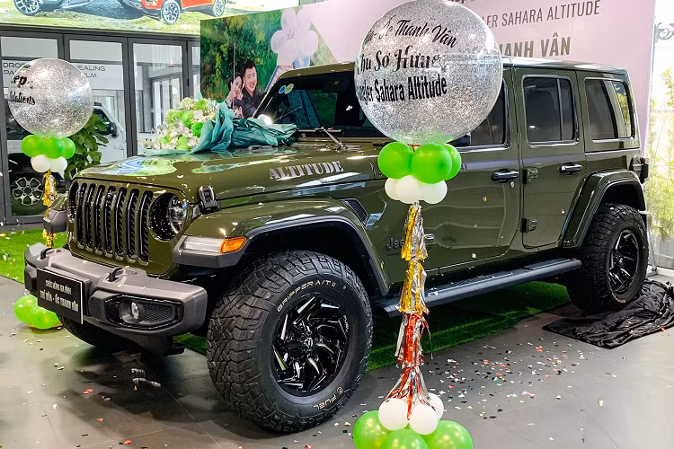 Ốc Thanh Vân có tên thật là Phạm Thị Thanh Vân, cô là một nữ diễn viên hài kịch, kịch nói, diễn viên điện ảnh, diễn viên truyền hình, người dẫn chương trình và diễn viên lồng tiếng. Năm 2008, cô đã lên xe hoa cùng với diễn viên Trí Rùa.