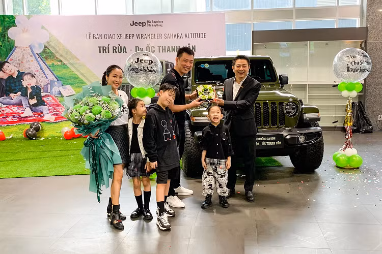 Dòng xe Jeep Wrangler Sahara Altitude được trang bị động cơ 2.0 lít, tăng áp, sản sinh công suất tối đa 270 mã lực tại vòng tua máy 5.250 vòng/phút và mô men xoắn cực đại 400 Nm tại vòng tua máy 3.000 vòng/ phút.