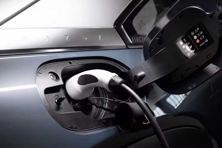 Mazda MX-30 sử dụng bộ pin 35,5 kWh gắn dưới sàn, cho công suất 143 mã lực và mô-men xoắn 271 Nm. Sức mạnh được dẫn xuống bánh trước thông qua hộp số giảm tốc một cấp.
