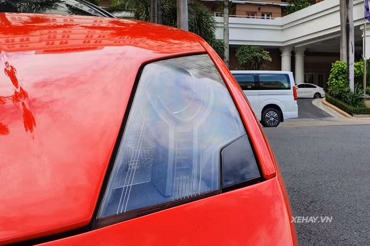 Phần đầu xe có màu đỏ và đen dần ra phía đuôi xe rất thú vị.