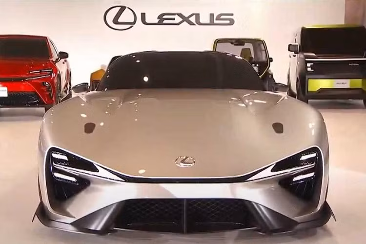 Ngay từ cái nhìn đầu tiên, Lexus Electrified Sport đã gây ấn tượng với thiết kế gầm thấp, nắp ca-pô dài và đèn pha hình boomerang trên đầu xe. Bên cạnh đó là hốc bánh phồng lên để chứa bộ lốp rộng. Riêng phần nóc được thiết kế dốc về phía sau khiến Lexus Electrified Sport dù đứng yên mà tạo cảm giác tốc độ cao. Đằng sau là phần đuôi xe rộng, đi kèm cụm đèn hậu có thiết kế thú vị và gợi liên tưởng đến Audi E-Tron GT.