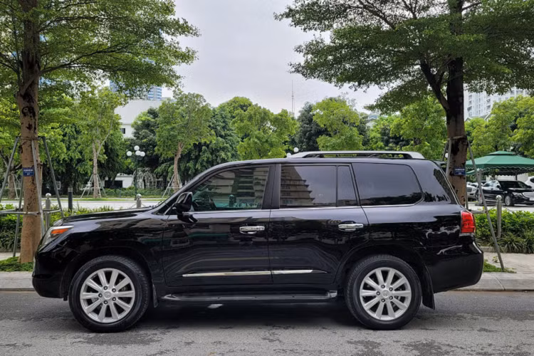 Với giá “thách cưới” khoảng 2,5 tỷ đồng, Lexus LX 570 đời 2010 là lựa chọn mua SUV cỡ lớn lý tưởng, thích hợp với tệp khách hàng mua xe sang theo kiểu “ăn chắc mặc bền”, phù hợp để phục vụ cho gia đình vì độ rộng rãi và an toàn. Thậm chí, nếu thích phong cách Lexus LX 570 mới, khách hàng có thể độ ngoại thất với chi phí khoảng 500 triệu đồng.