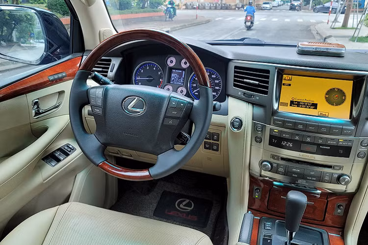 Khi nhìn vào thiết kế ngoại thất, có thể nhiều người nhầm tưởng Lexus LX 570 đời mới hiện nay và phiên bản cũ này là 2 thế hệ khác nhau. Nhưng thực chất, chúng đều thuộc thế hệ LX thứ 3 (URJ200) và cách biệt nhau bằng một đợt nâng cấp nhẹ từ đời 2012 – 2015. Nội thất LX 570 cung cấp 7 chỗ ngồi rộng rãi với bố trí chia theo tỷ lệ 2-3-2. 