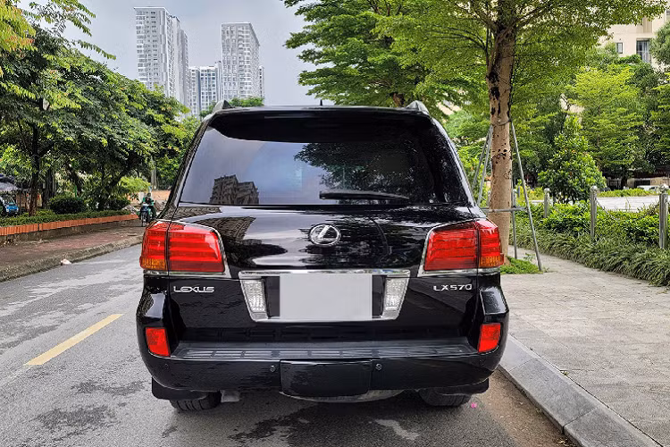 Ghế lái và ghế phụ chỉnh điện 14 hướng, ghế lái có chức năng nhớ vị trí và cả hai đều tích hợp sưởi và làm mát. Ngay bảng táp-lô điều khiển trung tâm là màn hình giải trí cỡ lớn, hai bên là cửa gió điều hòa. Cần số của xe được thiết kế dạng zic zắc, bên dưới là nhiều nút cài đặt hệ dẫn động, nâng hạ gầm và các chế độ lái. .