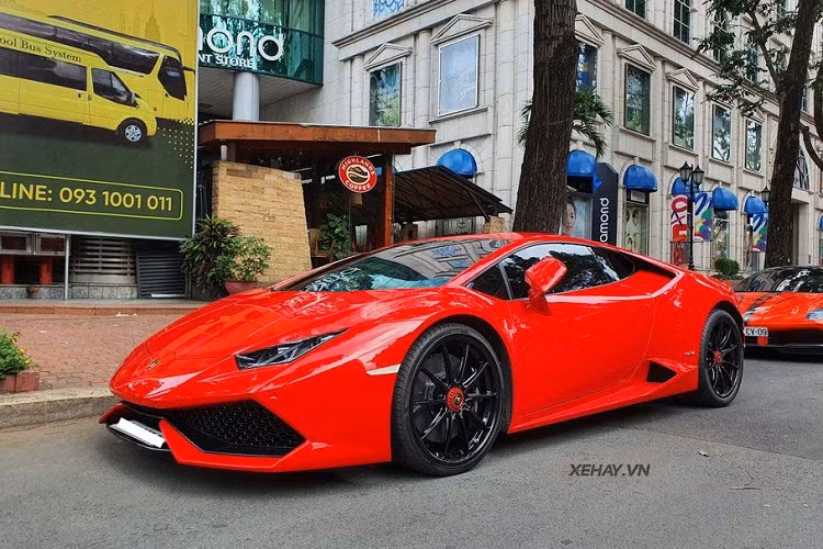 Huracan LP610-4 có thể tăng tốc lên 100 km/h trong chỉ 3,2 giây, tốc độ tối đa đạt 325 km/h. Xe có ba chế độ lái Strada (Đường phố), Sport (thể thao) và Corsa (đua). Mỗi chế độ sẽ tối ưu hóa hệ thống truyền động của từng cầu xe, độ đầm của vô-lăng và phân phối lực kéo tới từng bánh xe. 