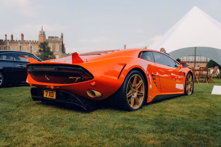 7X Design không công bố giá xe Lamborghini Huracan Rayo độc nhất vô nhị này, trong khi Envisage Group vui mừng được phô trương kỹ năng chế tạo thân vỏ của họ. Rayo có thể đã được thiết kế và sản xuất theo một đặt hàng đặc biệt, và nếu là vậy, chủ xe nhất định phải là một đại gia hết sức giàu có.