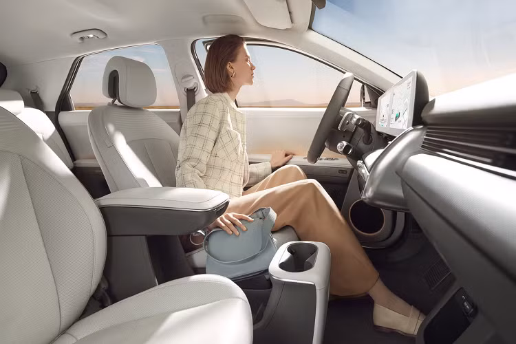 Cả hai biến thể của Ioniq 5 đều sử dụng cùng một gói pin lithium-ion polymer 72,6 kWh với cấu trúc điện 800 volt. Điều này có nghĩa là mẫu EV này có thể được sạc từ 10 đến 80% chỉ trong hơn 17 phút thông qua bộ sạc 350 kW. Đối với bộ sạc 50 kW, xe tốn 56 phút cho bản 2WD và 61 phút cho biến thể AWD.