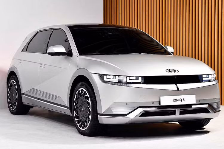 Nhờ đó, Ioniq 5 sở hữu cấu trúc điện kép 400V/800V tiên tiến bậc nhất, cho phép Ioniq 5 2022 tương thích bộ sạc nhanh DC 350kW với tốc độ sạc từ 10 - 80% chỉ trong 18 phút. Với bộ sạc tiêu chuẩn 10,9 kW, thời gian sạc đầy mất 6 giờ 43 phút với mức sạc cấp 2.