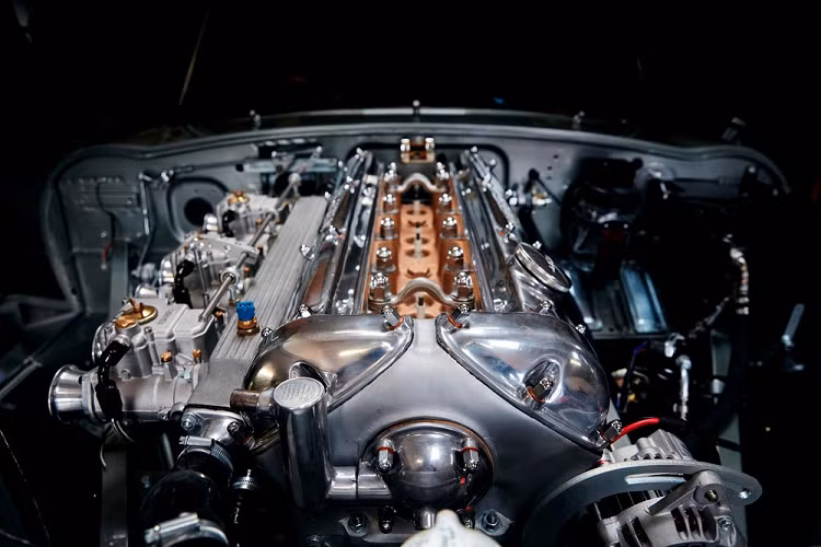 Nhờ sử dụng nhiều chất liệu nhôm, mẫu E-Type Reimagined của Helm Motors chỉ nặng 1.200 kg. Trong khi thiết kế tao nhã khi xưa vẫn còn nguyên, chiếc xe thể thao cổ điển đã được nâng cấp với các tính năng tiện nghi và công nghệ hiện đại để giúp quá trình lái xe hàng ngày dễ dàng hơn bao gồm hệ thống lái trợ lực, phanh trước bằng hợp kim, hệ thống treo có thể điều chỉnh, hệ thống sưởi kính chắn gió, và hệ thống cửa đóng mở nhẹ nhàng.