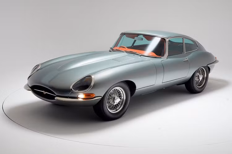 Năm nay đánh dấu sinh nhật lần thứ 60 của Jaguar E-Type kinh điển, một trong những mẫu xe được công nhận là đẹp nhất từng ra đời. Để chúc mừng dịp này, Jaguar đã sản xuất E-Type 60 Collection bao gồm 6 cặp xe 3.8 E-Type phục chế được truyền cảm hứng bởi "9600 HP" và "77 RW" đã ra mắt ở Triển lãm Geneva 1961.