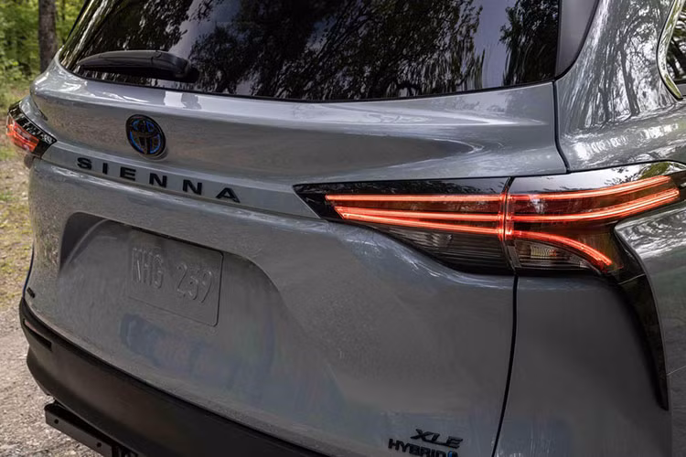 Toyota Sienna bản đặc biệt còn có nhiều tính năng đáng chú ý khác như ổ cắm điện 1.500 watt ở phía sau, dàn âm thanh JBL 1.200 watt cao cấp, đá chân mở cửa trượt, ghế trước có sưởi và các cổng USB...