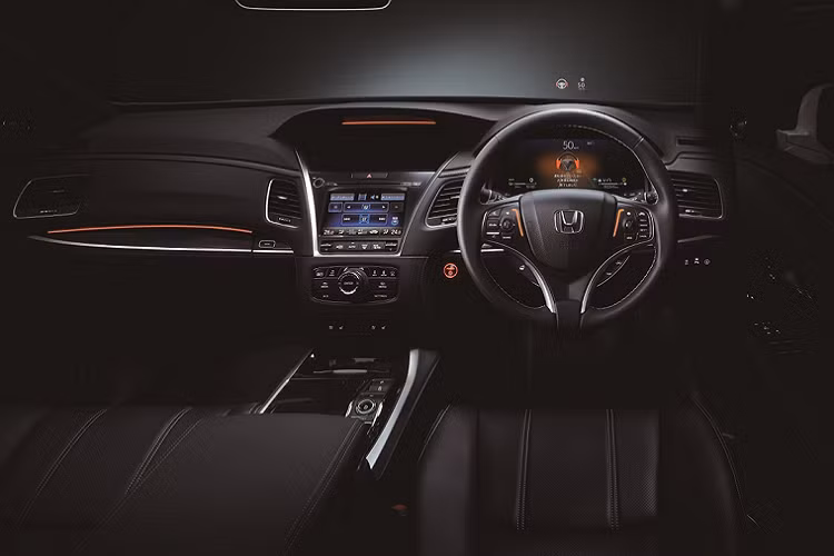 Điểm khác biệt bên trong là Honda Legend Hybrid EX có đèn báo Honda Sensing Elite trên vô lăng, để thông báo cho người lái biết tình trạng hoạt động của hệ thống hỗ trợ lái xe. Hệ thống Honda Sensing Elite sử dụng dữ liệu bản đồ độ nét cao 3D và hệ thống vệ tinh định vị toàn cầu, nhằm xác định vị trí xe và điều kiện giao thông.