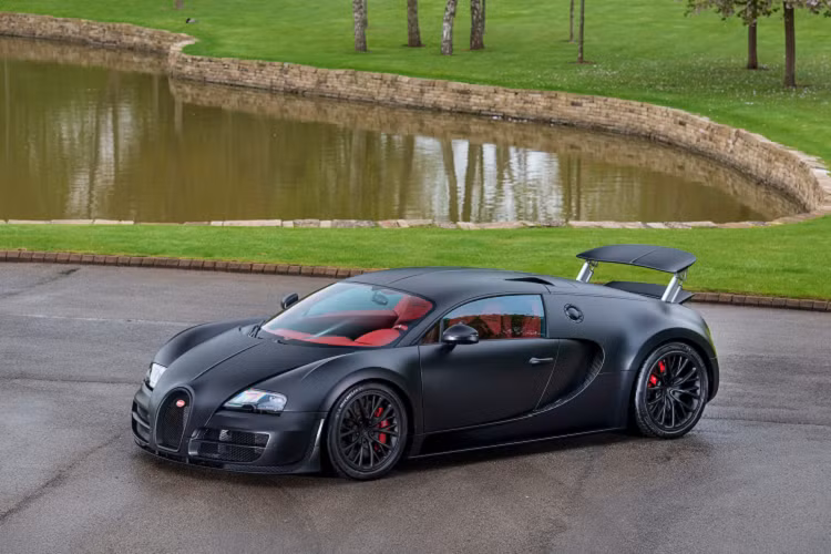 Dưới nắp capo của Bugatti Veyron Super Sport là động cơ W16 8.0L, sản sinh công suất 1.200 mã lực, mô-men xoắn cực đại 1.500 Nm. Siêu xe này chỉ mất 2,5 giây để tăng tốc 0-100 km/h trước khi đạt vận tốc tối đa theo giới hạn điện tử 415 km/h, nhưng tốc độ thực tế là 431 km/h.