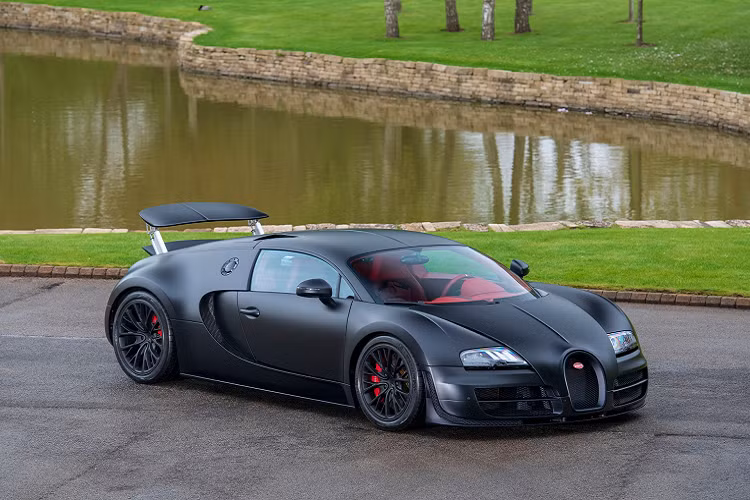 Chiếc Bugatti Veyron Super Sport bản sản xuất cuối cùng đang được rao bán tại Anh quốc. Giá bán chưa được tiết lộ, nhưng chắc chắn nó sẽ trị giá hàng triệu USD.