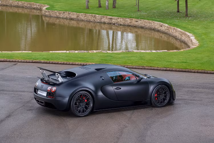 Siêu xe Bugatti Veyron đặc biệt này có lớp sơn ngoại thất đen mờ, mâm xe màu đen và kẹp phanh màu đỏ.