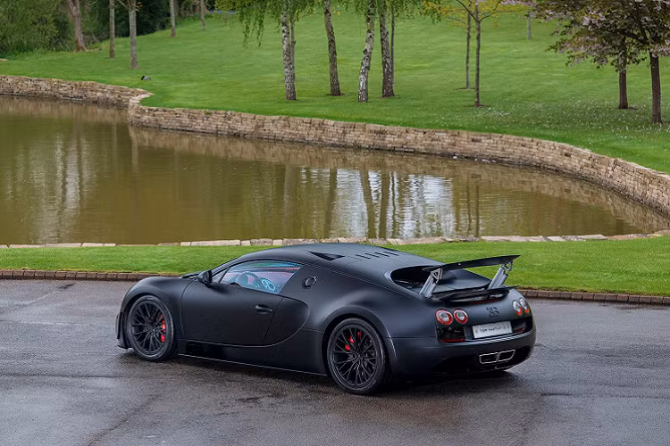 Đây không phải lần đầu tiên siêu xe Bugatti Veyron Super Sport này được rao bán. Trước đó vào tháng 7/2018, chính chiếc xe này từng được bán đấu giá hàng triệu đô la với ODO chỉ 885 km.