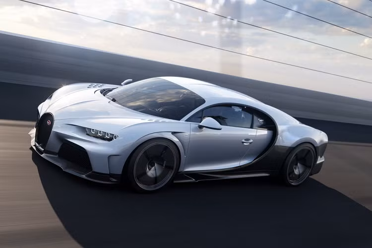 Khi tăng tốc từ 0 lên 400 km/h, Chiron Super Sport tăng tốc nhanh hơn 7% so với Chiron tiêu chuẩn. Cấp số thứ 7 được làm dài hơn khoảng 3,6%, đồng thời bộ ly hợp cũng được tối ưu hóa nhằm mang lại hiệu suất chuyển số tốt và thoải mái hơn.