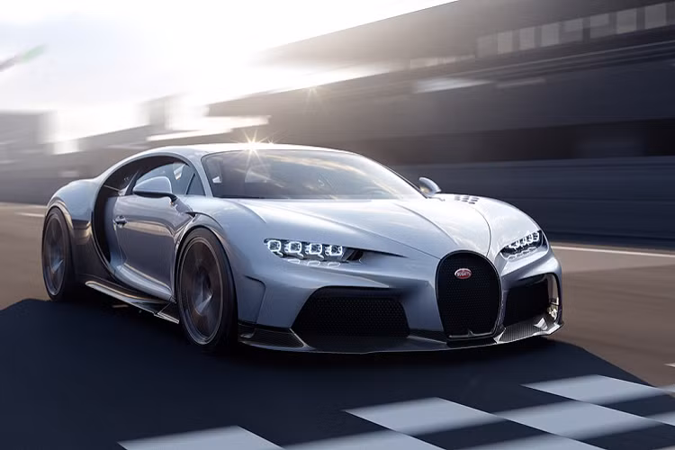 Kết hợp với động cơ W16 trứ danh là hộp số ly hợp kép 7 cấp. Bugatti cho biết Chiron Super Sport có khả năng tăng tốc từ 0 lên 100 km/h trong 2,4 giây, từ 0 lên 200 km/h trong 5,8 giây và từ 0 lên 300 km/h trong 12,1 giây.