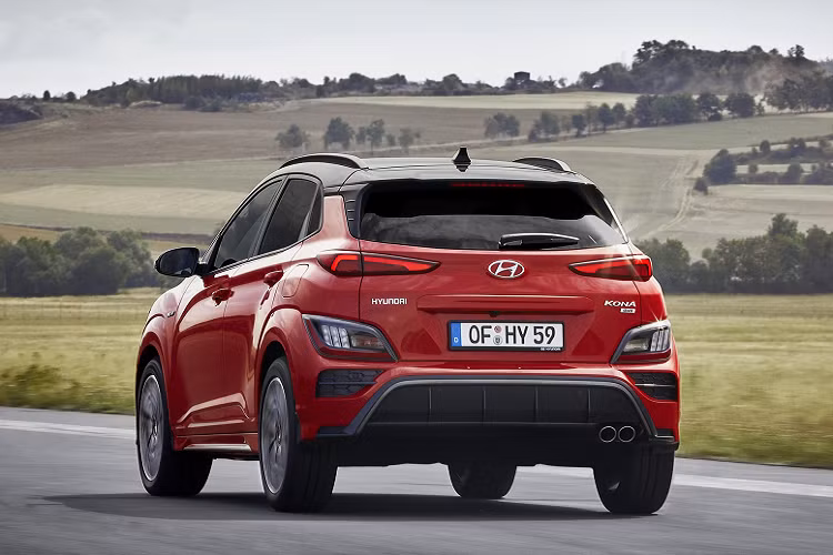 Trong tháng 4, doanh số của Hyundai Kona tại Việt Nam đạt 442 xe, chỉ xếp thứ 3 trong nhóm SUV hạng B. Việc chậm thay đổi đã khiến mẫu xe này đánh mất vị thế dẫn đầu, bị những cái tên mới như Kia Seltos và Toyota Corolla Cross vượt mặt.