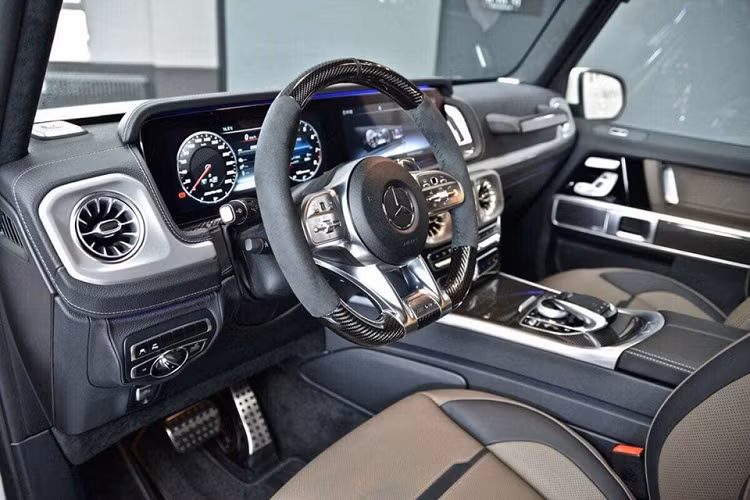Giá xe Mercedes-AMG G63 không chính hãng đang được bán trên 12,3 tỷ đồng chưa bao gồm chi phí lăn bánh, còn Mercedes-AMG G63 có giá chính hãng từ 10,95 tỷ đồng.