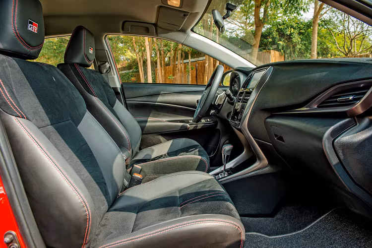 Đáng chú ý, trong lần nâng cấp này, mẫu xe sedan Toyota Vios 2021 có thêm phiên bản thể thao với thiết kế khác so với các bản còn lại. Bản này có tên là GR-S, mang ngoại hình thể thao hơn với lưới tản nhiệt góc cạnh, hốc đèn sương mù lớn, cánh gió phía sau và vành hợp kim 15 inch sơn đen bóng.