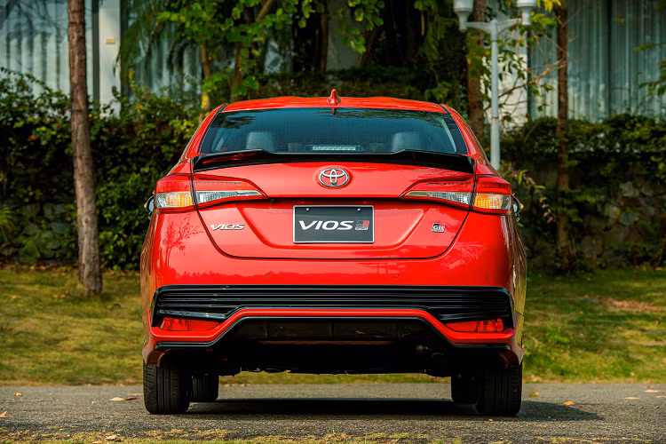 Việc ra mắt Toyota Vios thế hệ mới có phần hơi muộn màng so với các đối thủ, khi Hyundai Accent, Honda City, Mitsubishi Attrage và Suzuki Ciaz đã có bản facelift và thế hệ mới từ năm ngoái. Attrage còn vừa kịp bổ sung bản mới với nhiều trang bị hiện đại ngay trước khi Vios 2021 ra mắt.