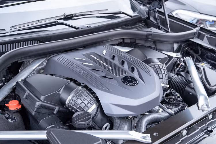Nguyên bản BMW X7 M50i mới sử dụng động cơ tăng áp kép V8 4.4L sản sinh công suất 523 mã lực và 750 Nm momen xoắn.