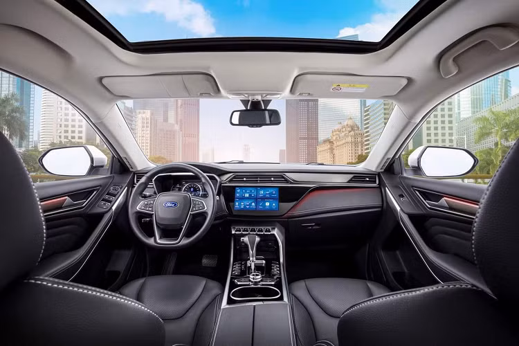Ford Territory là một chiếc xe có thiết kế bắt mắt. Xe sử dụng đèn pha và đèn hậu full-LED. Lưới tản nhiệt thiết kế thể thao đen bóng mạnh mẽ và nhiều chi tiết ngoại thất được mạ crôm khá sang trọng. Tổng thể hài hoà hơn với “dàn chân” lắp bộ mâm 18 inch sơn hai tông màu.
