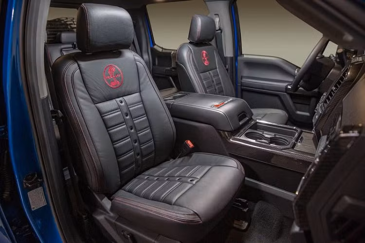 Về kiểu dáng, Shelby F-250 Super Baja 2021 sở hữu một mui xe thông gió, bộ cản va hạng nặng và giá đỡ có thể mang theo hai lốp dự phòng. Chưa hết, xe còn được trang bị đèn phụ trợ LED thể thao, bậc lên xuống chỉnh điện, tấm lót thùng xe đặc biệt và mâm xe 18 inch bọc trong lốp BFG KM3 37 inch.