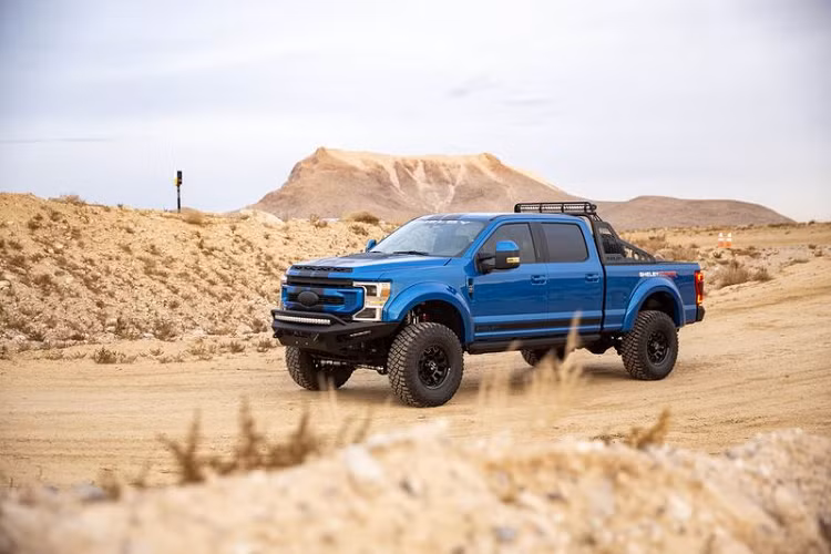 Shelby F-250 Super Baja 2021 cũng được lắp đặt hệ thống treo Fox mạnh mẽ giúp chiếc xe tải có gầm xe cao hơn, cung cấp khả năng di chuyển và xử lý địa hình tốt hơn. Hệ thống treo này có các phuộc nhún phía trước Fox 2.5 và phuộc sau Fox Factory Race 2.5.