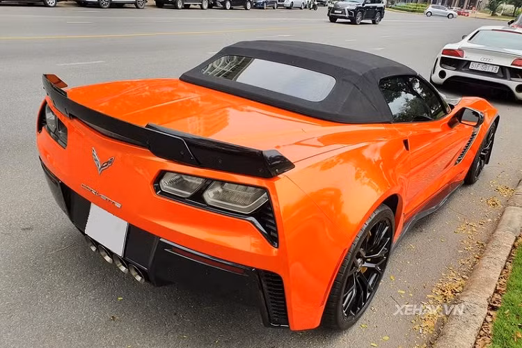 Tổng thể ngoại thất của Corvette Z06 Convertible còn được nhấn nhá bởi nhiều chi tiết sợi carbon như ở hai bên thân xe, cánh gió sau và cản sau. Cánh gió lớn sợi carbon phía sau chính là đặc điểm giúp phân biệt Z06 với bản thường.