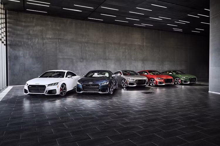 Audi TT RS bản đặc biệt này được trang bị bộ mâm 5 chấu mang phong cách Audi Sport đặc trưng, đi kèm bộ kẹp phanh màu đỏ với logo RS nổi bật.