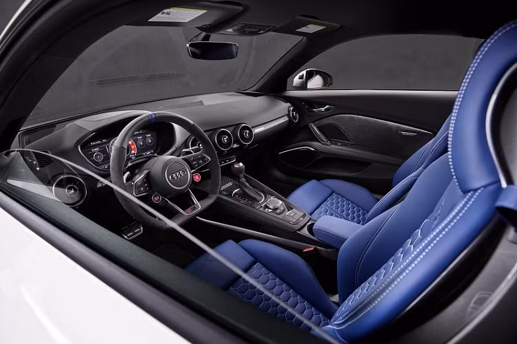 Ngoài màu sơn ngoại thất đặc biệt, Audi TT RS Heritage Edition còn có danh mục trang bị độc quyền như tùy chọn chất liệu bọc ghế bao gồm cả các phối màu chưa từng được cung cấp cho khách hàng tại Mỹ.