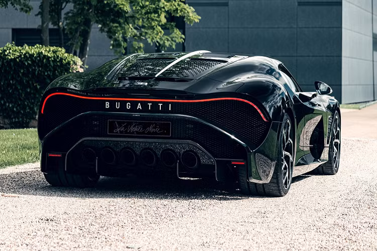 Cristiano Ronaldo từng được đồn đoán là chủ sở hữu của Bugatti La Voiture Noire. Tuy nhiên, thông tin này đã bị bác bỏ và chủ nhân của chiếc siêu xe này vẫn chưa lộ diện.