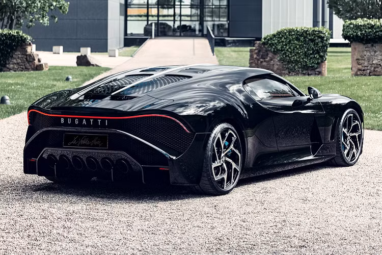 Trong tháng 5, Bugatti đã bắt đầu gợi mở về sự trở lại của chiếc xe trên các kênh truyền thông của hãng. Thậm chí một số nhiếp ảnh gia cũng bắt gặp chiếc La Voiture Noire “bằng xương bằng thịt” di chuyển trên các tuyến phố.
