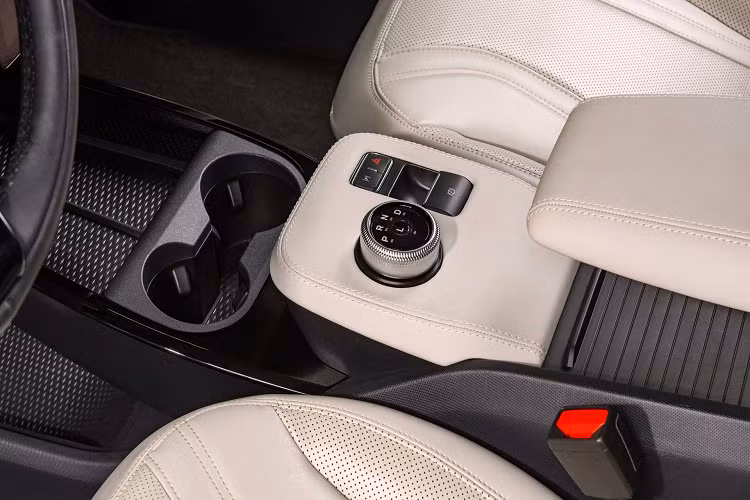 Xe sở hữu khoang nội thất phối giữa hai màu đne trắng với các phần ghế ngồi được bọc da Oxford White cho hành ghế phía trước và phía sau, các phần bụng cửa cũng được bọc da Oxford White. Ngoài ra, các tấm ốp trên bảng điều khiển cũng được sơn màu trắng cũng như các chi tiết bọc da của khoang nội thất cũng đều được thêu đan xen với chỉ thêu màu trắng.