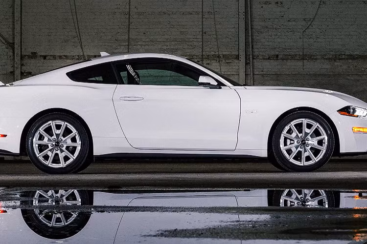 Jim Owens, giám đốc tiếp thị của thương hiệu Mustang cho biết: “Mustang luôn có sức mạnh thu hút sự chú ý khi đi trên đường, nhưng Mustang Ice White Edition mới có thể trở thành một mẫu xe giống như Mustang '93 Triple White Fox nguyên bản. 