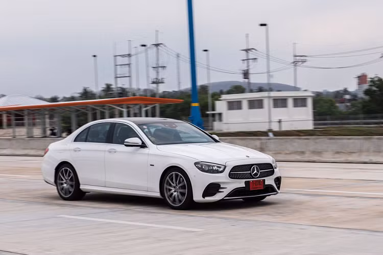 Tại tại trường Việt Nam, Mercedes-Benz E-Class 2021 đã hoàn tất thủ tục đăng kiểm và sẽ được trình làng trong tháng 3/2021 này, với 2 phiên bản là E 200 Exclusive và E 300 AMG, giá bán sẽ được công bố vào thời điểm xe ra mắt. Đây là đối thủ của BMW 5-Series, Audi A6 hay Lexus ES ở nhóm sedan hạng sang cỡ trung