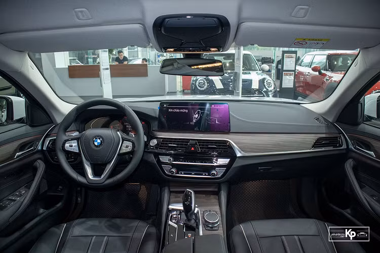Mercedes-Benz nhanh "chân" hơn đối thủ khi tung bản nâng cấp dòng xe Mercedes-Benz E-Class 2021 với nhiều cải tiến và mẫu xe này được lắp ráp trong nước nên có mức giá rẻ hơn. Theo đó, giá Mercedes-Benz E-Class niêm yết chính hãng dành cho 2 phiên bản cụ thể như sau: E200 Exclusive - 2,310 tỷ đồng; E300 AMG - 2,950 tỷ đồng.