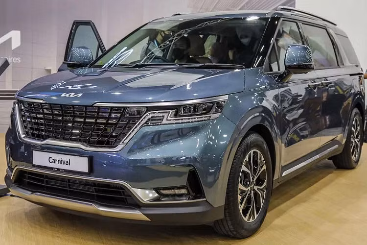 Theo thông tin từ Paultan, Kia Carnival 2022 tại Malaysia sẽ chỉ có duy nhất phiên bản máy dầu 2.2D. Giá lăn bánh của Carnival 2.2D 2022 là 196.340 RM, tương đương 1,06 tỷ đồng, chưa bao gồm bảo hiểm nhưng được miễn 50% thuế SST tại nước này áp dụng hết tháng 6 năm sau. So với Việt Nam, Kia Carnival 2022 2.2D Luxury (8 ghế) có giá lăn bánh tạm tính từ 1,34 tỷ đồng.