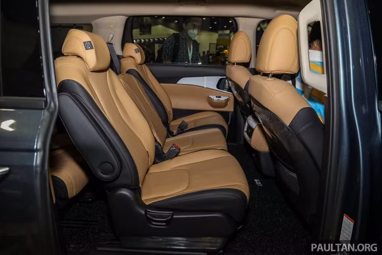 Khác với thị trường Việt Nam, Kia Carnival 2022 tại Malaysia có cấu hình 11 chỗ ngồi với cách bố trí 2-3-3-3. Hàng ghế 2 và 3 có tỷ lệ phân chia 40:20:40 với ghế giữa là ghế có thể xếp gọn lại để tạo lối đi từ hàng 1 xuống hàng 4. Hàng ghế thứ 4 có thể bật lên gập xuống để tăng không gian hành lý.