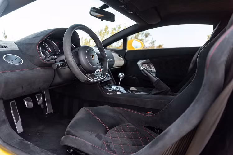 Chất liệu Alcantara gần như có thể được tìm thấy tại mọi vị trí trên xe, từ ghế thể thao bucket seat, vô lăng cho đến bề mặt taplo và tapi cửa...