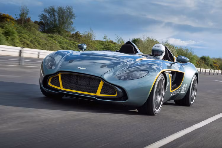 Aston Martin CC100 ra mắt vào năm 2013, kỷ niệm 100 năm thành lập hãng xe đến từ Anh quốc. Chỉ 2 chiếc được sản xuất dành riêng cho 2 khách hàng trung thành nhất.